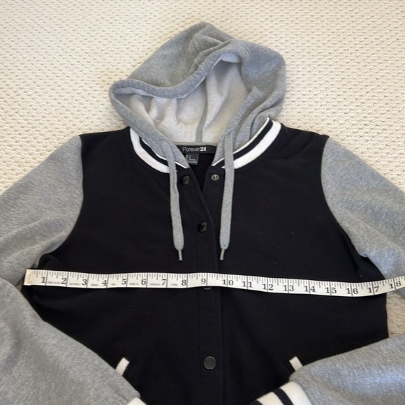 Like new! Cozy Forever 21 bomber jacket style jersey hoodie, size Small - Picture 6 of 8